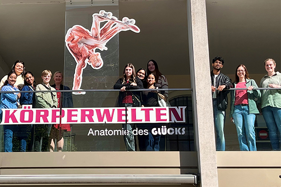 "Körperwelten" beeindruckt Pflegeschüler:innen